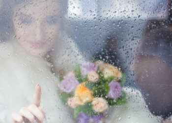 How to help a rainy day bride?