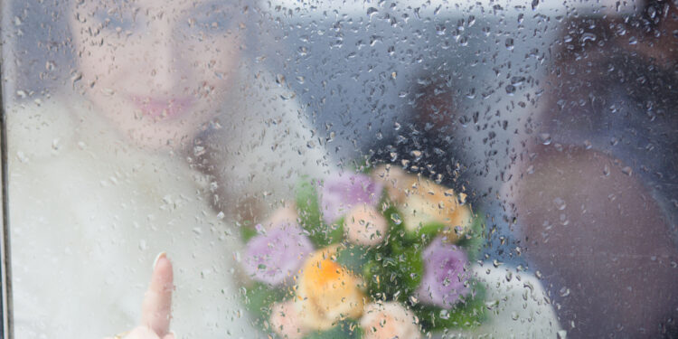 How to help a rainy day bride?