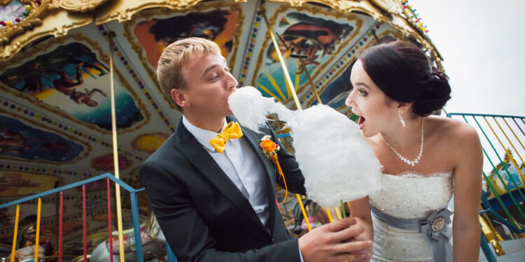 Brides replace their wedding bouquets with cotton candy